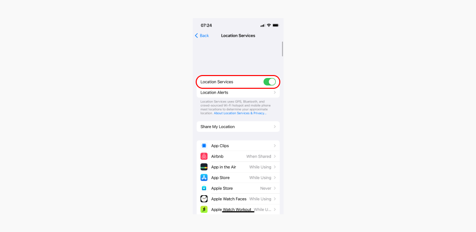 iPhone「定位服務」標籤的截圖。「定位服務」該行以紅圈標記。開關目前為「開啟」狀態。